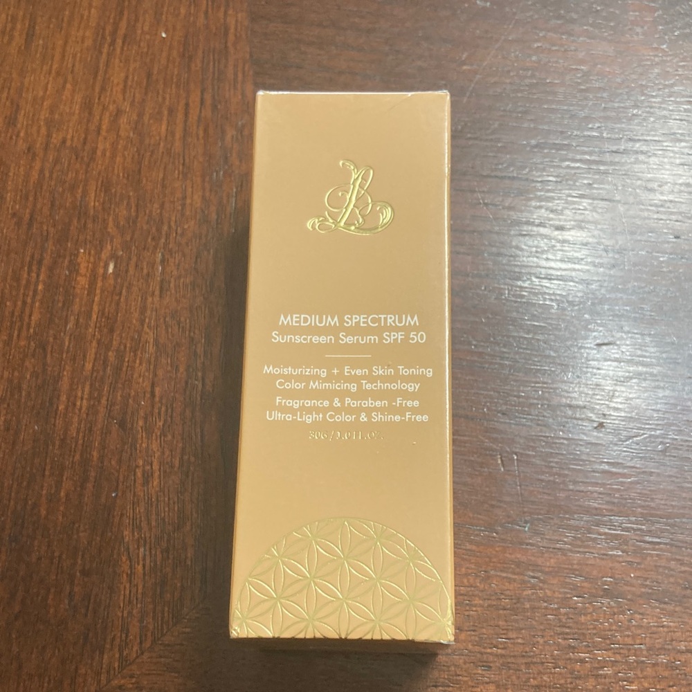 La Mer Gold Sunscreen Serum SPF 50/Skin matching technology.